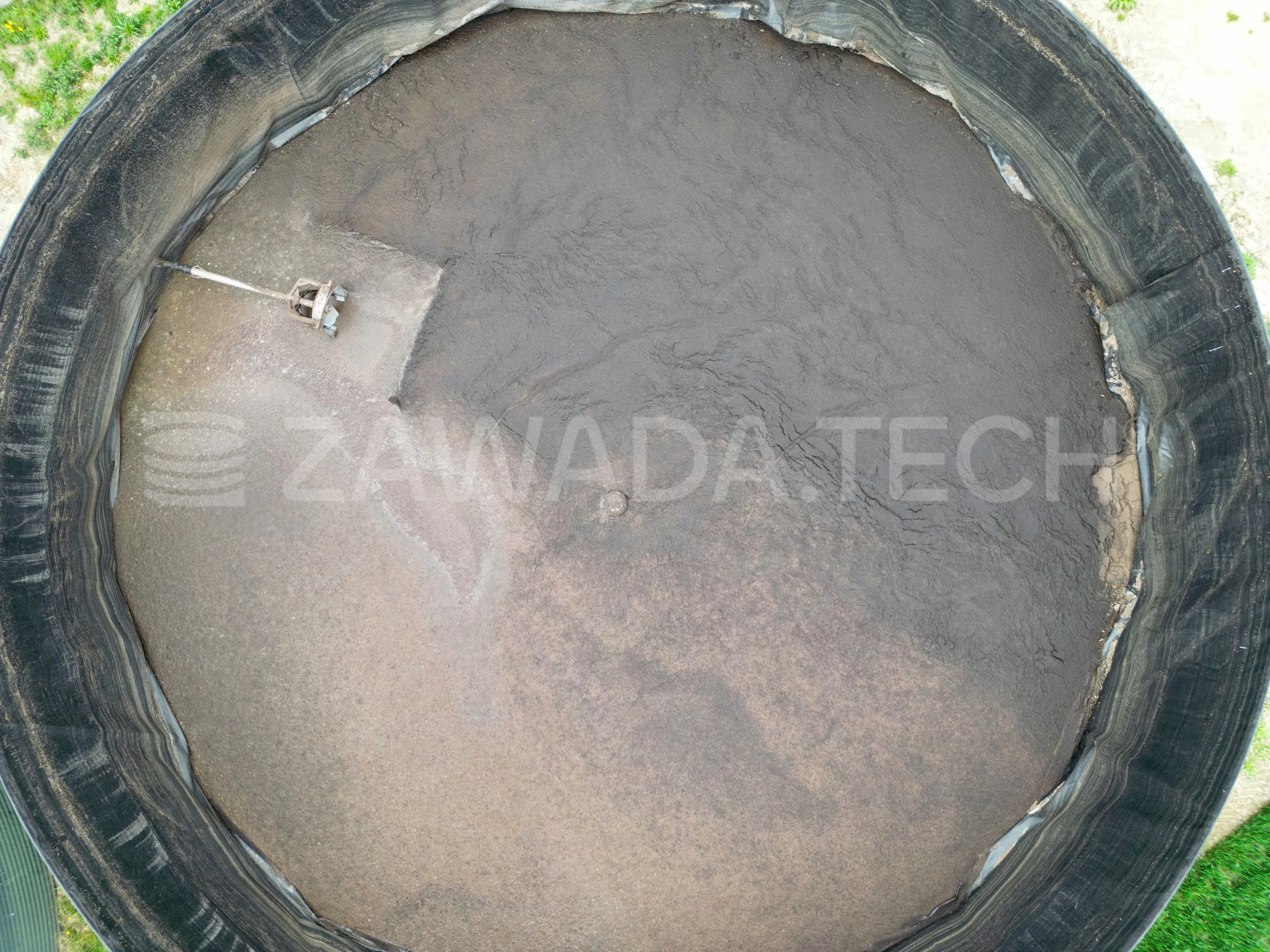 Zbiornik na gnojowicę - widok z lotu ptaka, membrana i mieszadło, w centralnym punkcie zbiornika znajduje się linia poboru