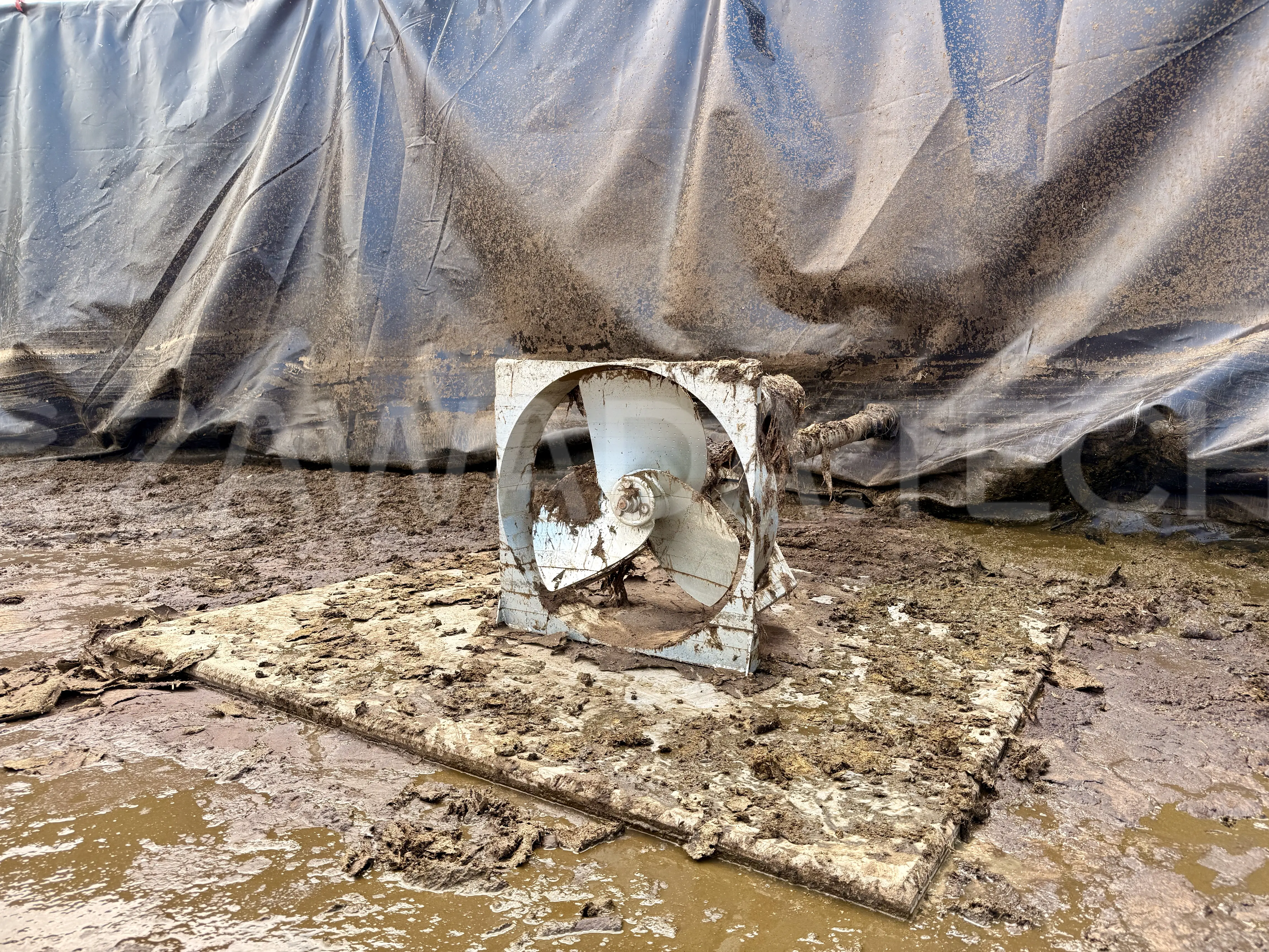 Zbiornik na gnojowicę - mieszadło WOM widok z wnętrza zbiornika