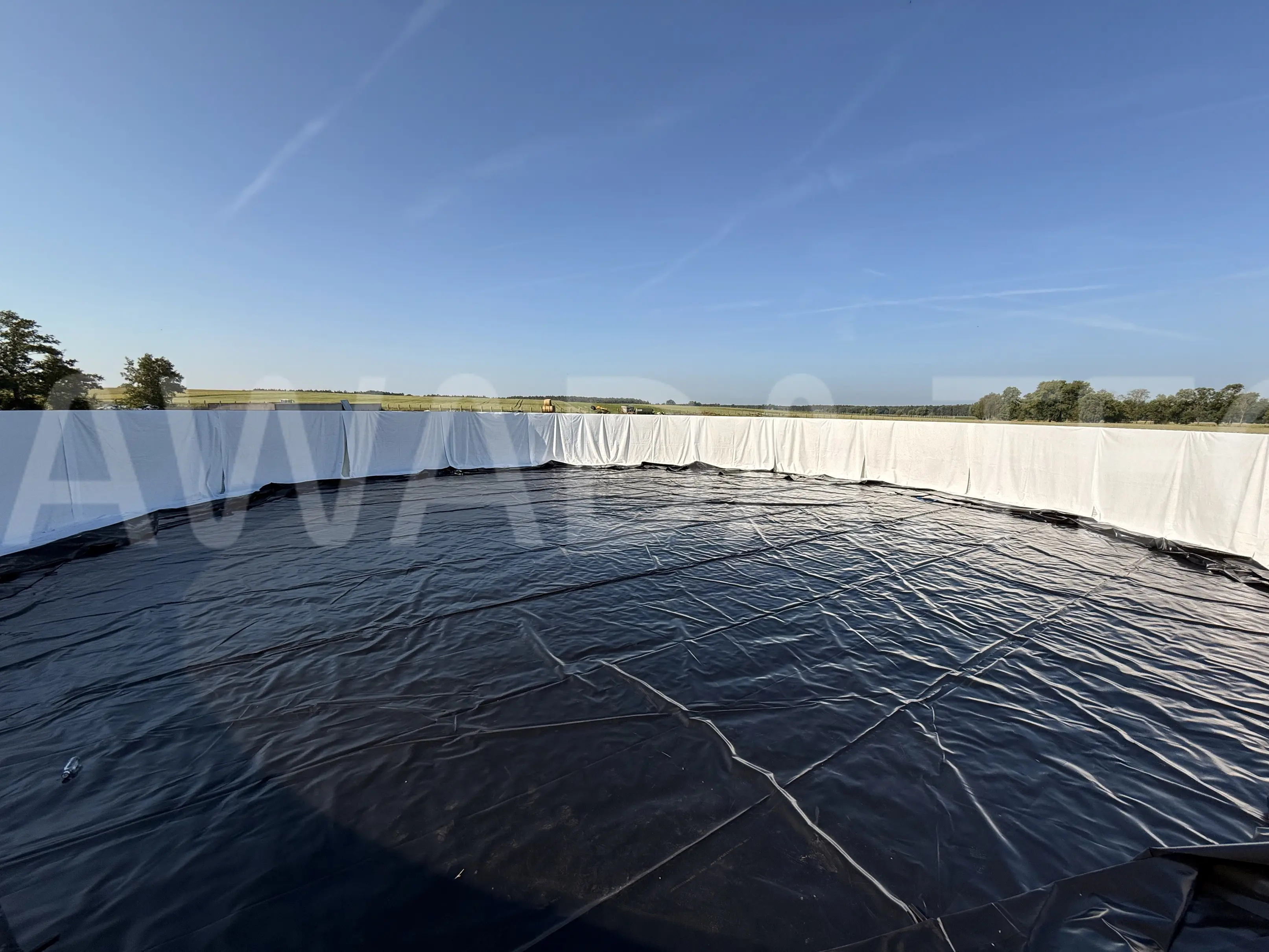 Zbiornik na gnojowicę - montaż membrany na dnie zbiornika