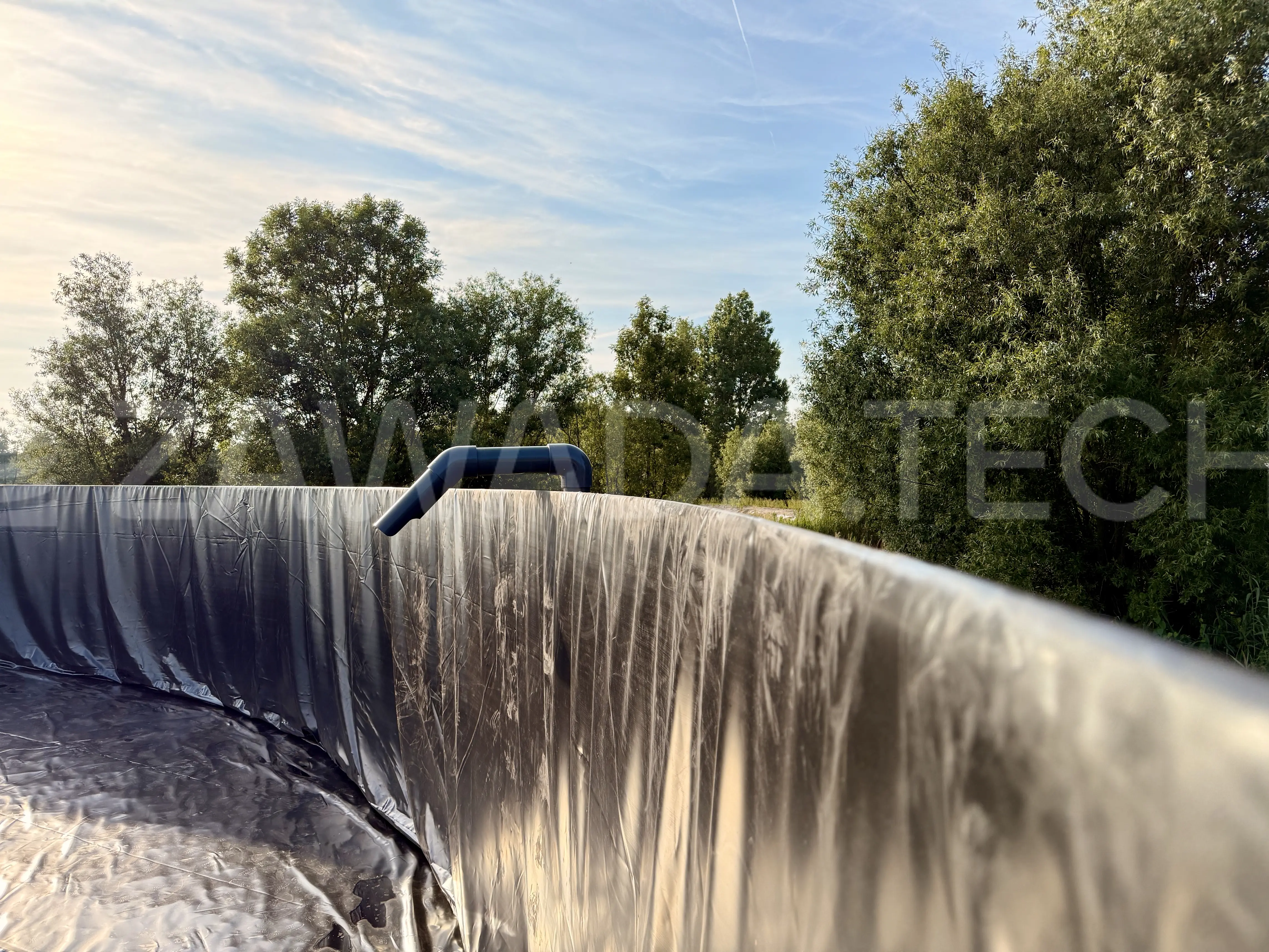 Zbiornik na gnojowicę - widok na linię napełnienia po ścianie zbiornika