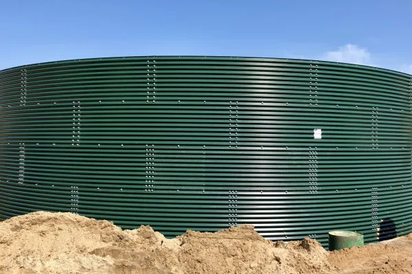 Typ zbiornika STANDARD, pojemność: 586 m3, woj. mazowieckie. Przeznaczenie: popłuczyny z mycia warzyw w zakładzie produkcyjnym